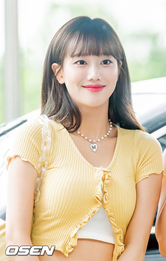 [OSEN=민경훈 기자] 5일 오후 서울 여의도동 KBS 별관에서 열리는 KBS 예능프로그램 ‘퀴즈 위의 아이돌’ 녹화에 참석하기 위해 그룹 에이프릴의 이나은이 출근하고 있다. / rumi@osen.co.kr