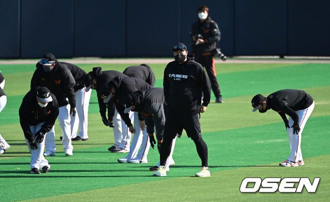 [OSEN=거제, 이대선 기자] 한화 이글스 스프링캠프가 3일 경상남도 거제시 하청스포츠타운에서 진행됐다.토론토 류현진이 스트레칭 훈련을 하고 있다. 2022.02.03