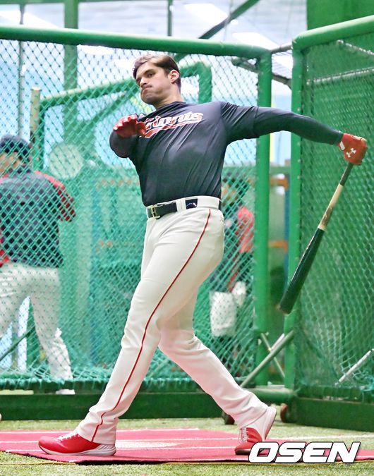 [OSEN=김해, 민경훈 기자] 롯데 새 외국인 타자 DJ 피터스가 타격훈련을 하고 있다. 2022.02.03 /rumi@osen.co.kr