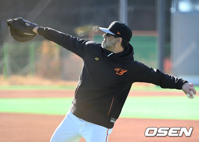 [OSEN=거제, 이대선 기자] 한화 로사도 코치가 캐치볼을 하고 있다. 2022.02.03