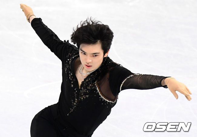 [OSEN=베이징(중국), 지형준 기자] 8일 중국 베이징 캐피털 인도어 스타디움에서 2022 베이징 동계올림픽 피겨 스케이팅 남자 싱글 쇼트 프로그램 경기가 열렸다.대한민국 차준환이 연기를 펼치고 있다. 2022.02.08 /jpnews@osen.co.kr