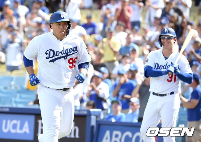 LA 다저스 시절 동점 홈런을 친 류현진이 덕아웃에 들어오고 있다. 2019.09.23 /OSEN DB