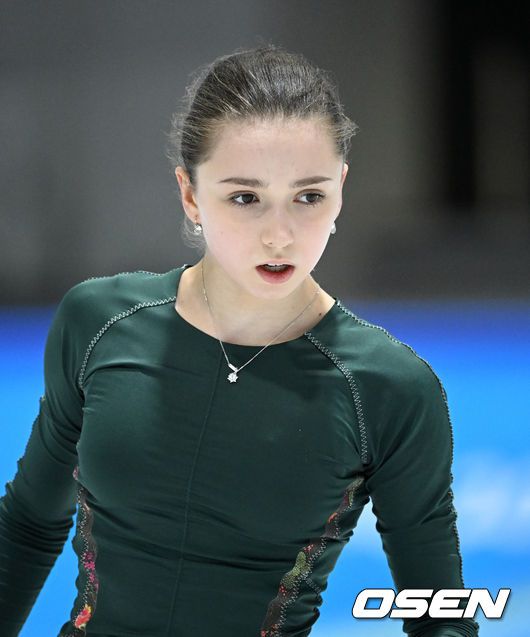 [OSEN=베이징(중국), 지형준 기자] 약물 검사에서 양성 반응을 보인 러시아올림픽위원회 피겨 선수 카밀라 발리예바가 12일(한국시간) 중국 베이징 캐피털 실내 경기장에서 훈련을 진행했다.러시아반도핑기구(RUSADA)는 양성 반응 결과 확인 후 8일 발리예바에게 잠정 출전 징계를 내렸다. 하지만발리예바는 9일 항소했고, RUSADA는 회의를 거쳐 징계를 철회한 뒤발리예바가 베이징 동계올림픽에서 계속 뛸 수 있도록 했다.이에IOC와 ITA가 반발,스포츠중재재판소(CAS)에 제소하기에 이르렀다. 발리예바의 피겨 여자 싱글 종목 출전 여부는 CAS에서 결정된다.러시아올림픽위원회 카밀라 발리예바가 훈련을 하고 있다. 2022.02.12 /jpnews@osen.co.kr