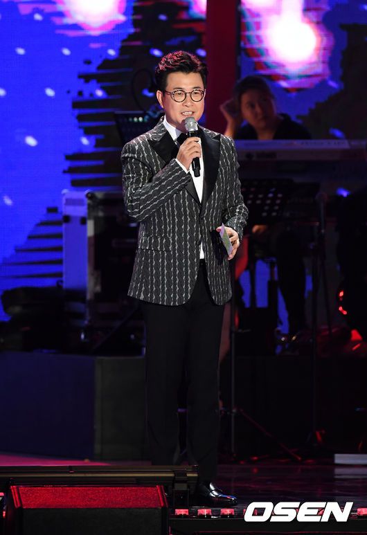 [OSEN=곽영래 기자]김성주가 포토타임을 갖고 있다. / youngrae@osen.co.kr