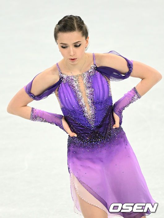 [OSEN=베이징(중국), 지형준 기자] 15일(한국시간) 중국 베이징 캐피털 실내 경기장에서 2022 베이징 동계올림픽 피겨 훈련이 진행됐다.  경기에 앞서 ROC 카밀라 발리예바가 훈련을 하고 있다. 2022.02.15 /jpnews@osen.co.kr