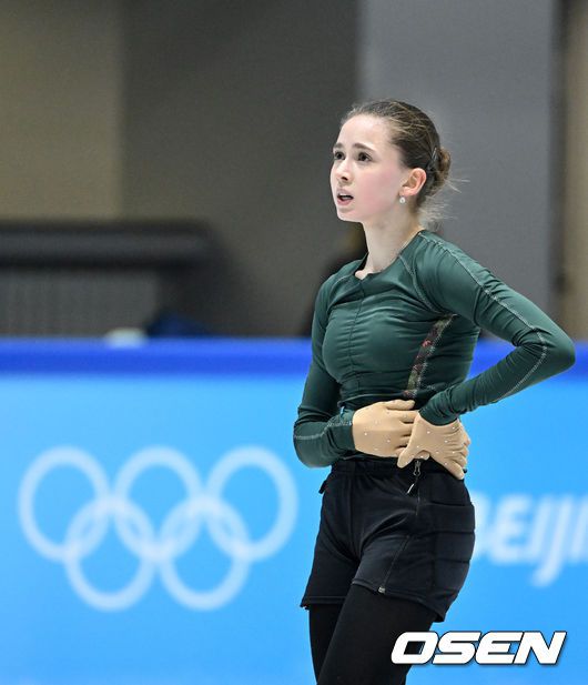 [OSEN=베이징(중국), 지형준 기자] 약물 검사에서 양성 반응을 보인 러시아올림픽위원회 피겨 선수 카밀라 발리예바가 12일(한국시간) 중국 베이징 캐피털 실내 경기장에서 훈련을 진행했다.러시아반도핑기구(RUSADA)는 양성 반응 결과 확인 후 8일 발리예바에게 잠정 출전 징계를 내렸다. 하지만발리예바는 9일 항소했고, RUSADA는 회의를 거쳐 징계를 철회한 뒤발리예바가 베이징 동계올림픽에서 계속 뛸 수 있도록 했다.이에IOC와 ITA가 반발,스포츠중재재판소(CAS)에 제소하기에 이르렀다. 발리예바의 피겨 여자 싱글 종목 출전 여부는 CAS에서 결정된다.러시아올림픽위원회 카밀라 발리예바가 훈련을 하고 있다. 2022.02.12 /jpnews@osen.co.kr