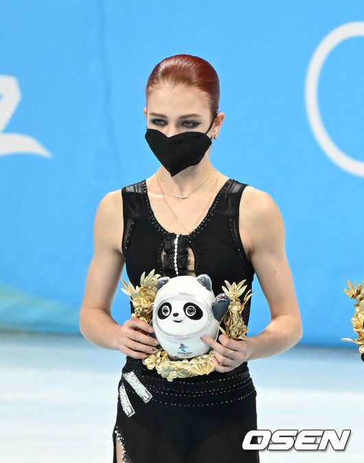 [OSEN=베이징(중국), 지형준 기자] 17일(한국시간) 중국 베이징 캐피털 실내 경기장에서 2022 베이징 동계올림픽 피겨 스케이팅 여자 싱글 프리 프로그램이 진행됐다.은메달을 획득한 알렉산드라 트루소바가 빙둔둔 인형을 들고 포즈를 취하고 있다. 2022.02.17 /jpnews@osen.co.kr