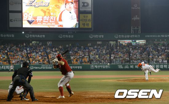 2012년 한화 시절 류현진이 대전구장에서 공을 던지고 있다. /OSEN DB