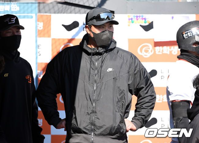 [OSEN=대전,박준형 기자]청백전이 열리는 가운데 류현진이 캐치볼을 하고 있다.  2022.02.23 / soul1014@osen.co.kr