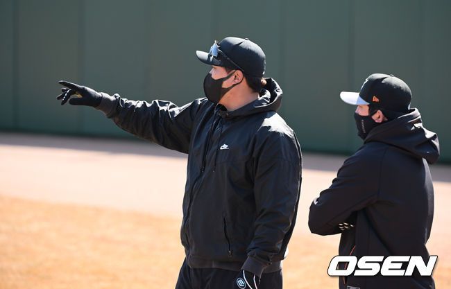 [OSEN=대전,박준형 기자]류현진이 한화 관계자와 이야기를 나누고 있다.  2022.02.23