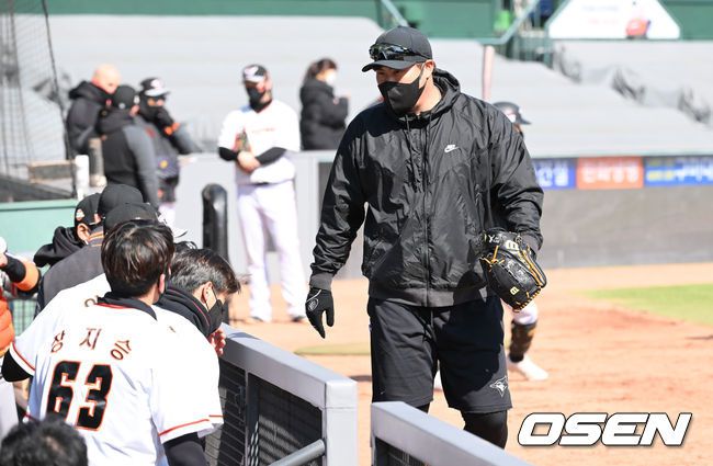 [OSEN=대전,박준형 기자]청백전이 열리는 가운데 류현진이 캐치볼을 위해 그라운드로 나서고 있다.  2022.02.23