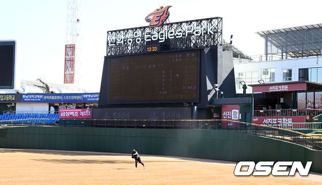 [OSEN=대전,박준형 기자]청백전이 열리는 가운데 류현진이 캐치볼을 하고 있다.  2022.02.23