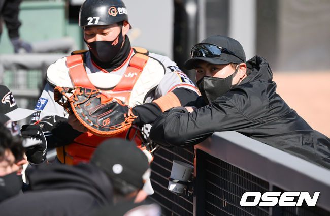 [OSEN=대전,박준형 기자]류현진이 한화 후배들과 이야기를 나누고 있다.   2022.02.23 / soul1014@osen.co.kr