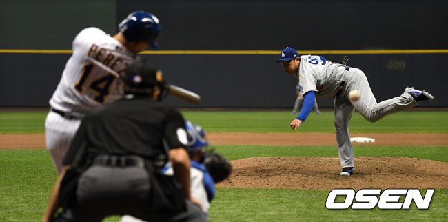 LA 다저스 류현진이 밀워키 에르난 페레즈에게 우전 안타를 허용하고 있다. 2019.04.21 /OSEN DB
