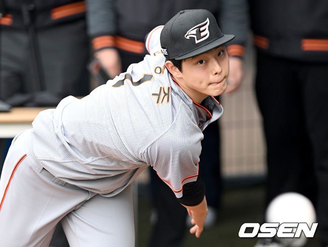 [OSEN=대전, 김성락 기자] 한화 이글스의 스프링캠프가 1일 대전 한화생명이글스파크에서 진행됐다.한화 문동주가 불펜피칭을 하고 있다. 2022.03.01 /ksl0919@osen.co.kr