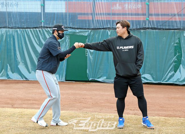 문동주(왼쪽)가 류현진과 주먹을 맞대고 있다. /한화 이글스 제공