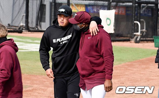 [OSEN=대전,박준형 기자]경기 앞서 류현진과 키움 푸이그가 인사를 하고 있다.  2022.03.04