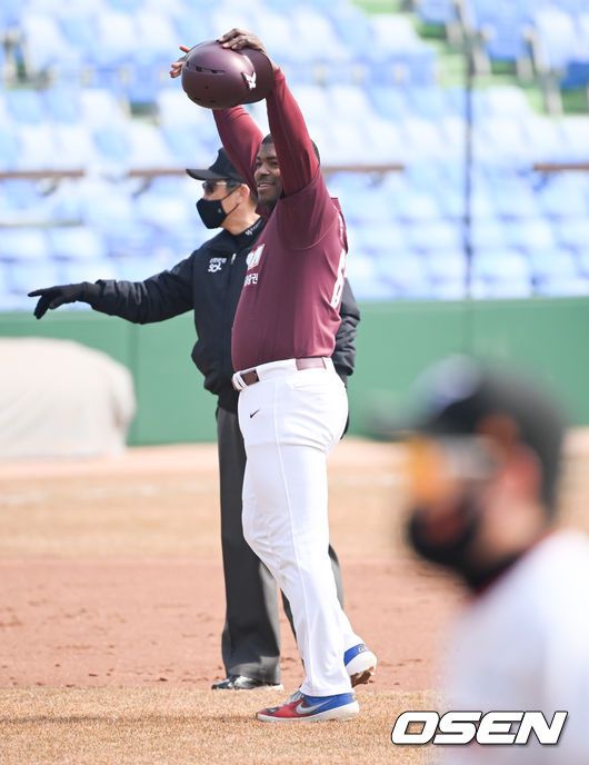 [OSEN=대전,박준형 기자]1회초 이닝종료 후 안타를 기록한 푸이그가 류현진 향해 손짓하고 있다.  2022.03.04 / soul1014@osen.co.kr