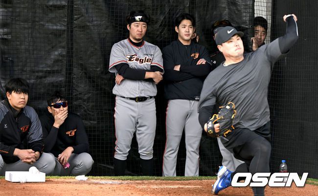 토론토 류현진이 한화 선수들의 시선을 받으며 불펜 피칭을 펼치고 있다. 집중하며 지켜보는 한화 정우람-김범수-윤대경. 2022.02.14 /OSEN DB