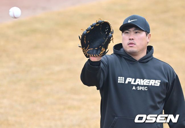 토론토 류현진이 캐치볼 훈련을 하고 있다. 2022.03.01 /OSEN DB