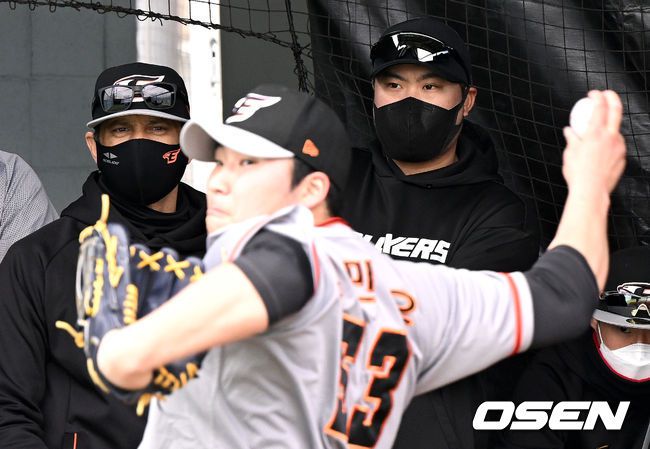 한화 김민우의 불펜 피칭을 류현진(오른쪽)이 지켜보고 있다. 2022.02.14 /OSEN DB