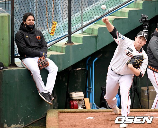 한화 수베로 감독이 김민우의 불펜피칭을 지켜보고 있다. 2022.03.01 /OSEN DB