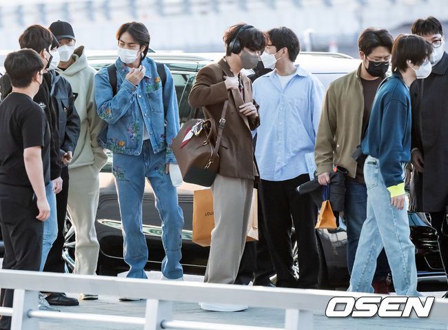[OSEN=인천공항, 민경훈 기자]방탄소년단 RM, 진, 슈가, 지민, 뷔가 출국장을 향해 걸어가고 있다. 2022.03.28 /rumi@osen.co.kr
