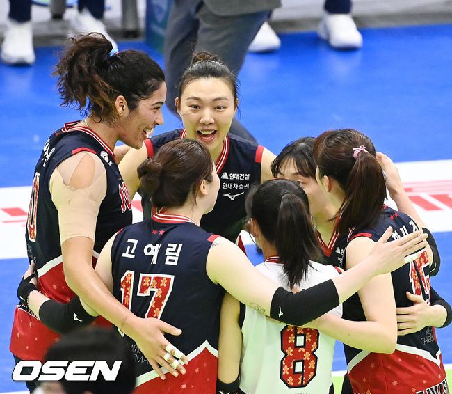 양효진과 현대건설 선수들이 기뻐하고 있다. 2021.12.03 /OSEN DB