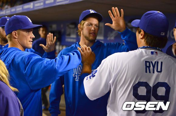 다저스 시절 류현진이 그레인키와 커쇼의 격려를 받고 있다. /OSEN DB