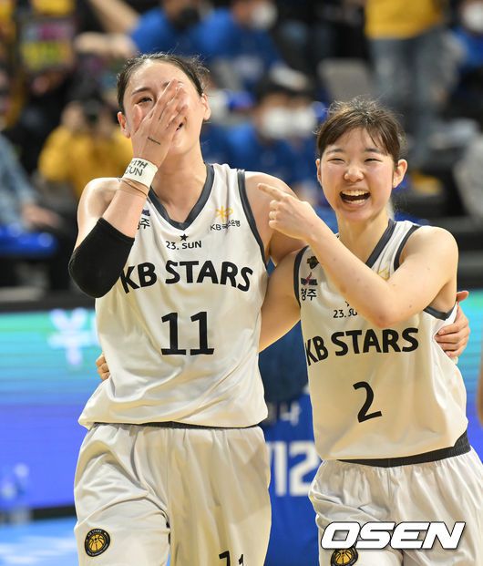 [OSEN=아산,박준형 기자]우승 확정 후 KB스타즈 강이슬과 허예은이 포옹을 하며 기뻐하고 있다.  2022.04.14 / soul1014@osen.co.kr