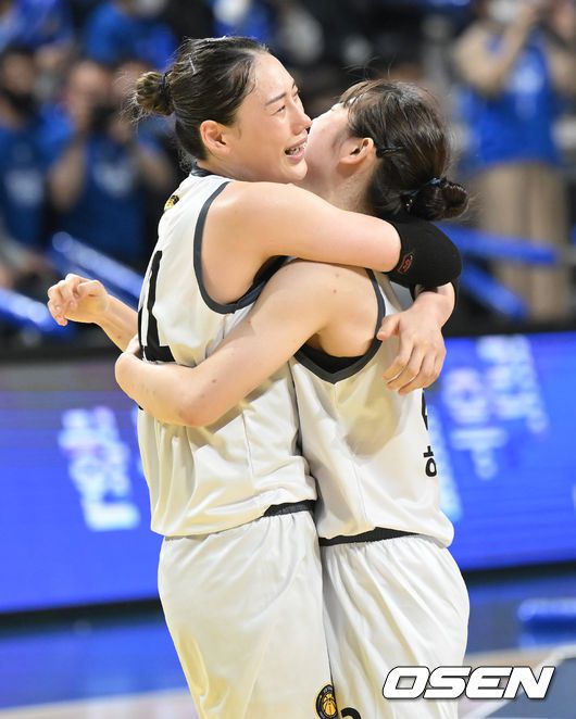 [OSEN=아산,박준형 기자]우승 확정 후 KB스타즈 강이슬과 허예은이 포옹을 하며 기뻐하고 있다.  2022.04.14 / soul1014@osen.co.kr