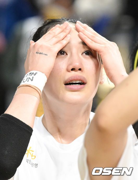 [OSEN=아산,박준형 기자]우승 확정 후 KB스타즈 강이슬이 눈물을 보이고 있다..  2022.04.14 / soul1014@osen.co.kr