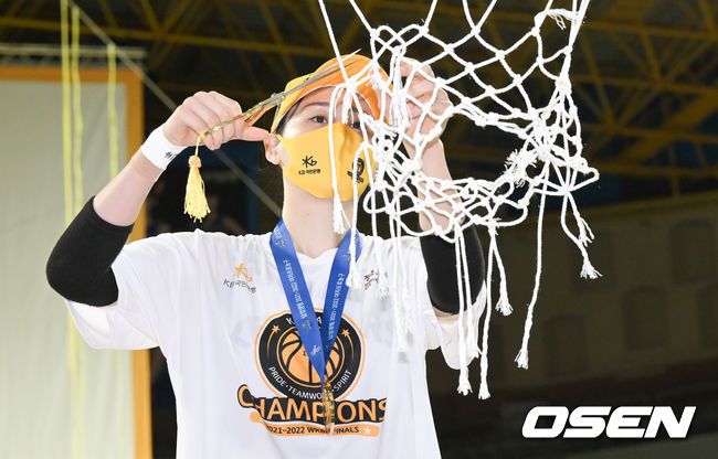 [OSEN=아산,박준형 기자]우승 확정 후 KB스타즈 강이슬이 림 커팅식을 갖고 있다.  2022.04.14 / soul1014@osen.co.kr