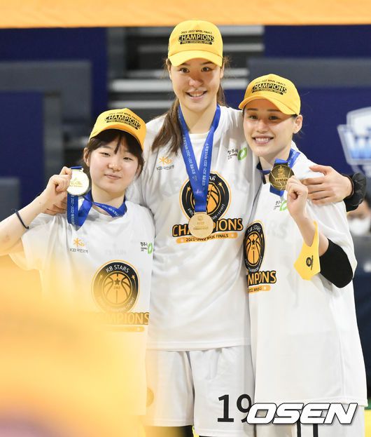 [OSEN=아산,박준형 기자]시상식 이후 KB스타즈 허예은과 박지수, 강이슬이 포즈를 취하고 있다.  2022.04.14 / soul1014@osen.co.kr