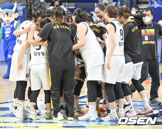 [OSEN=아산,박준형 기자]경기종료 후 KB스타즈 강이슬이 눈물을 보이고 있다.  2022.04.14 / soul1014@osen.co.kr