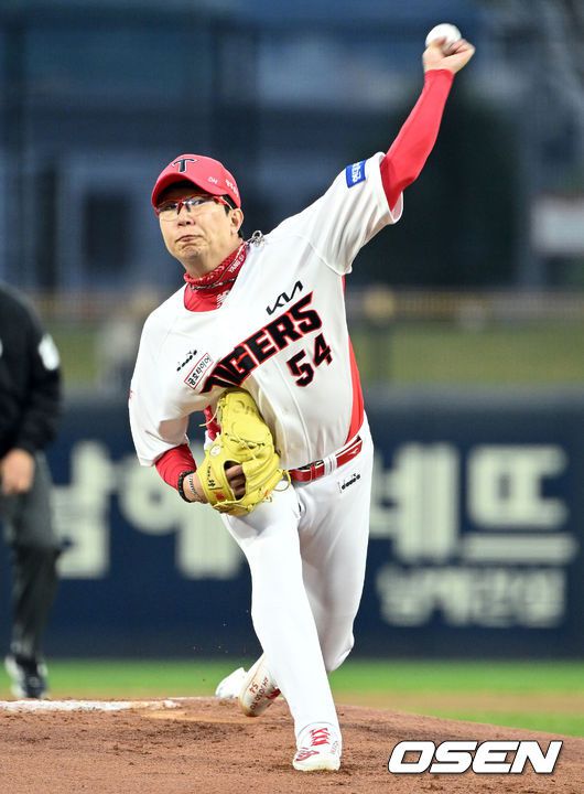 [OSEN=광주, 조은정 기자] 14일 오후 광주-기아챔피언스필드에서 '2022 신한은행 SOL KBO 리그' KIA 타이거즈와 롯데 자이언츠의 경기가 열렸다.2회초 KIA 선발 양현종이 힘차게 공을 던지고 있다. 2022.04.14 /cej@osen.co.kr