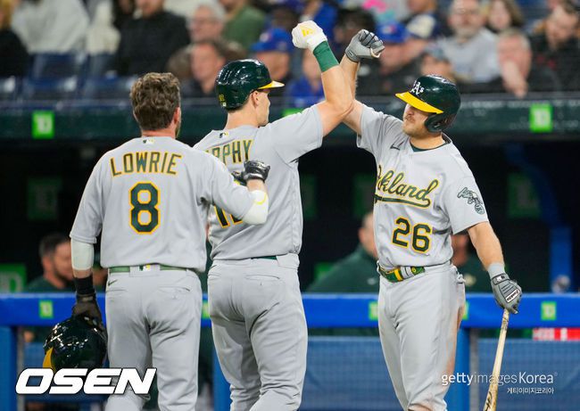 [사진] 3회 류현진에게 홈런을 터뜨린 션 머피(가운데)가 동료들과 기뻐하고 있다. ⓒGettyimages(무단전재 및 재배포 금지)