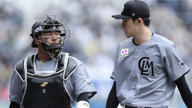 17이닝 연속 퍼펙트의 사사키 로키(오른족)가 포수 마쓰카와 코우와 이야기하며 마운드를 내려오고 있다. /지바 롯데 마린스 홈페이지