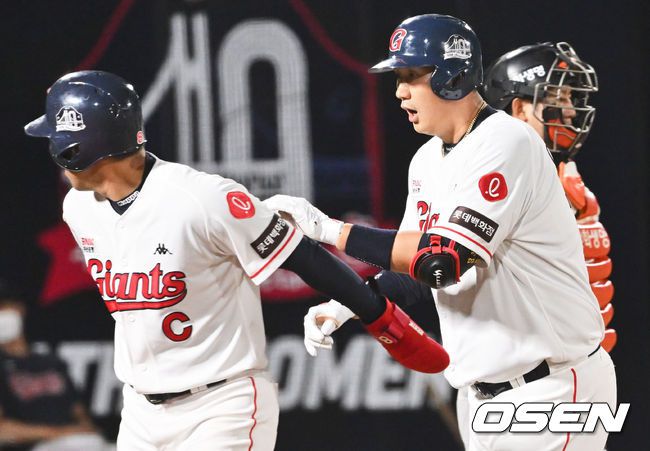[OSEN=부산, 이석우 기자]롯데 자이언츠 이대호가 5회말 무사 1루 좌월 투런 홈런을 치고 세리머니를 하고 있다. 2022.04.20 / foto0307@osen.co.kr