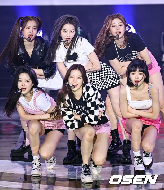 [OSEN=박준형 기자]더쇼 1위를 차지한 르세라핌이 무대를 펼치고 있다. 2022.05.10 / soul1014@osen.co.kr