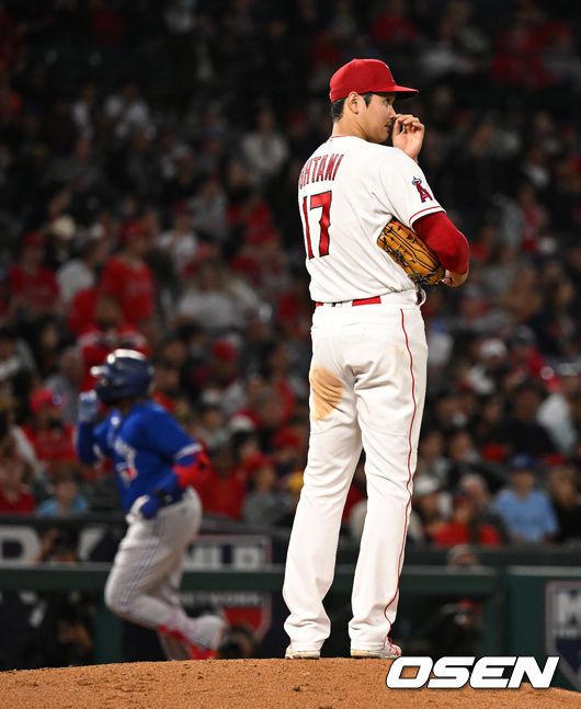 [OSEN=애너하임(미국 캘리포니아주), 최규한 기자]6회초 무사에서 에인절스 오타니가 토론토 게레로에게 좌월 솔로포를 허용하며 아쉬워하고 있다. 2022.05.27