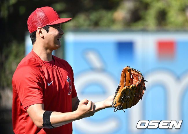[OSEN=애너하임(미국 캘리포니아주), 최규한 기자]오는 26일 류현진과 선발 맞대결을 앞둔 에인절스 오타니 쇼헤이가 캐치볼 훈련을 마친 뒤 더그아웃으로 향하며 미소짓고 있다. 2022.05.26