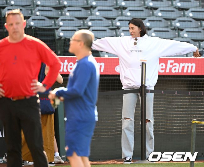 [OSEN=애너하임(미국 캘리포니아주), 최규한 기자]경기장을 찾은 ‘배구여제’ 김연경이 지인들과 그라운드 방문에 나서 미소짓고 있다. 2022.05.27