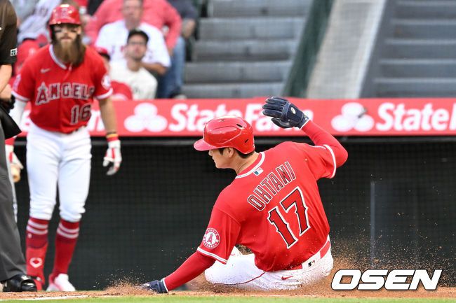 [OSEN=애너하임(미국 캘리포니아주), 최규한 기자] 26일(이하 한국시간) 미국 캘리포니아주 애너하임 에인절 스타디움에서 ‘2022 메이저리그(MLB)' LA 에인절스와 텍사스 레인저스의 경기가 열렸다.1회말 1사 2루 상황 에인절스 앤서니 렌던의 동점 1타점 적시타 때 홈까지 내달린 오타니가 슬라이딩 해 세이프되고 있다. 2022.05.26 /dreamer@osen.co.kr
