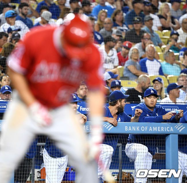 [OSEN=로스앤젤레스(미 캘리포니아주), 지형준 기자] 다저스 시절 류현진이 에인절스 트라웃 타석을 지켜보고 있다. 2019.07.25