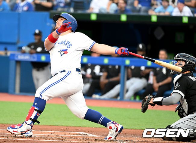 [OSEN=토론토(캐나다 온타리오주), 최규한 기자]2회말 무사 2루 상황 토론토 알레한드로 커크가 역전 좌월 투런포를 날리고 있다. 2022.06.01 / dreamer@osen.co.kr