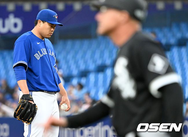 [OSEN=토론토(캐나다 온타리오주), 최규한 기자]4회초 무사 2루 상황 시카고 화이트삭스 호세 아브레유에게 좌월 투런포를 허용한 토론토 선발 류현진이 아쉬워하고 있다. 2022.06.02 / dreamer@osen.co.kr