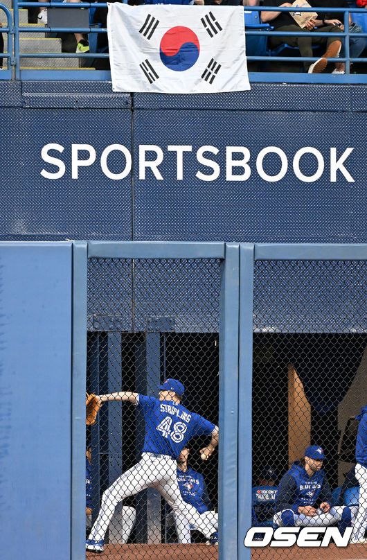 [OSEN=토론토(캐나다 온타리오주), 최규한 기자]4회초 토론토 선발 류현진의 투구가 진행되는 가운데 외야 불펜에서 투수 로스 스트리플링이 몸을 풀고 있다. 2022.06.02