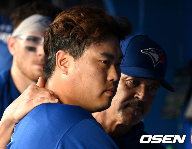 [OSEN=토론토(캐나다 온타리오주), 최규한 기자]4회초 투구를 마친 토론토 선발 류현진이 피트 워커 투수코치와 대화를 나누고 있다. 2022.06.02