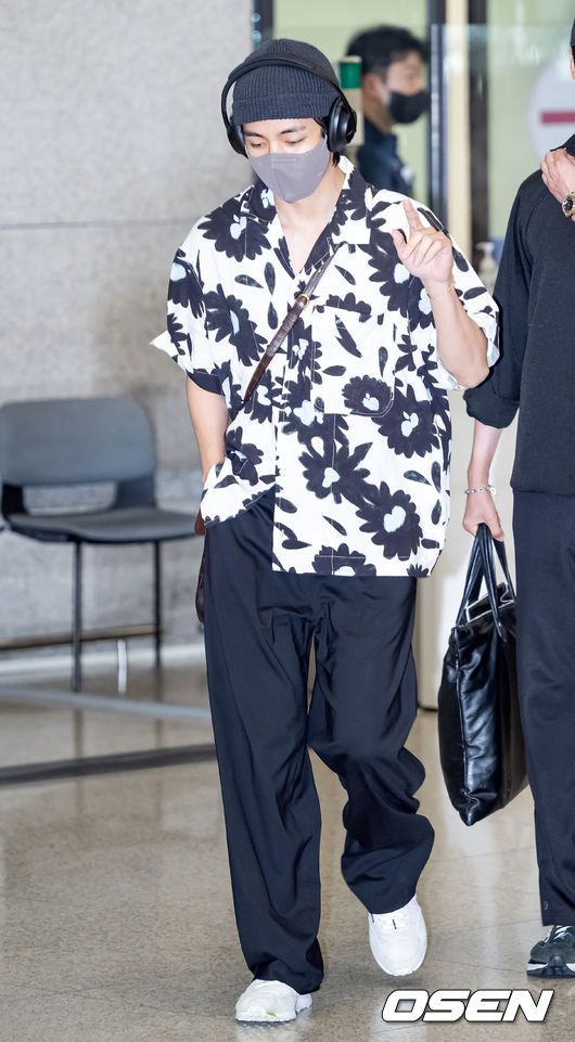 [OSEN=인천공항, 민경훈 기자] 방탄소년단(BTS) 멤버 뷔가 2일 오후 인천 중구 운서동 인천국제공항 제 1여객터미널을 통해 조 바이든 미국 대통령의 초청 행사를 마치고 귀국했다.방탄소년단 뷔가 입국장을 통과하고 있다. 2022.06.02 /rumi@osen.co.kr